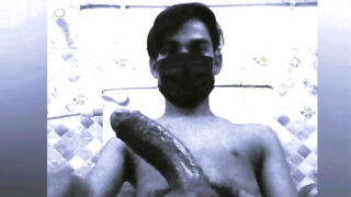 El tipo folla su culo hambriento en solitario en el baño