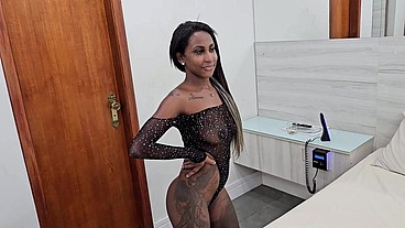 Primeira vez no porno da safada Bibizinha Ribeiro ela deixou botar no cu a vontade e ganhou muito leite na foda com Jr Doidera