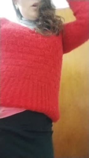 Mi esclavo me pidió un videíto de mis tetas naturales