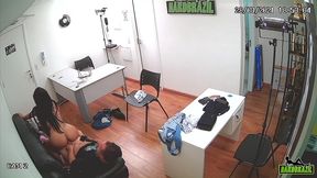 diretor e flagrado pelas cameras de seguraca fudendo uma visitante que propos um teste - michelly beatriz