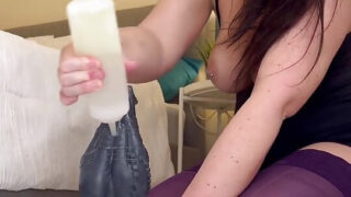 Căscat, fisting &#8211; brunetă amatoră, curvă, cu o femeie cu degete mari, futută anal cu pumnul