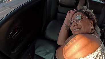 Encontrei a safada na entrada do estacionamento chamei pra foder ela topou na hora - Victoria Galaski