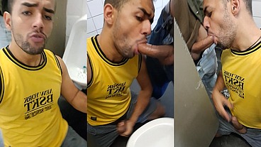 Mamando pica feito picolé no banheiro do tampo, que delicia cheiro de rola de macho.
