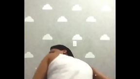 Novinha rebolando de shortinho(algu&eacute_m sabe o nome dela?)