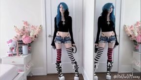 Charming Alternative Girl Flaunts Her Stunning Figure!