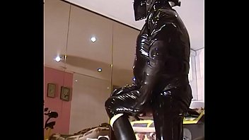 Roxina2003Retro RubberOxInHeavyRubber030203.WMV