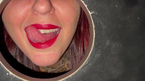 boquete no glory hole da casa de swing