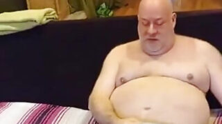 Video intimo fatto in casa di un orso paffuto e maturo: masturbazione solitaria, giochi con i piedi e eiaculazione anale esplosiva da vicino