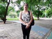 Desconocida sabe muy bien como pagar su estancia en mi casa - Porno en Español