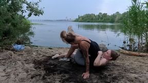 Alina Anet mud hold fight