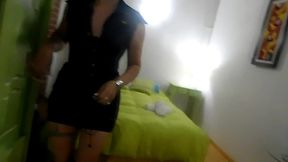la puta se mea encima mientras espera al cliente