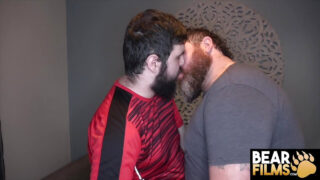 Film fetish tentang pelacur gay bertato beruang yang disodomi.