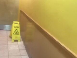 Oral job in a Popeyes restroom cum in throat and drink