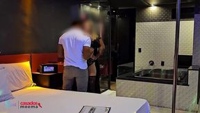 a moema saiu com dois negoes bbc e ficou toda arrombada para o corno limpar