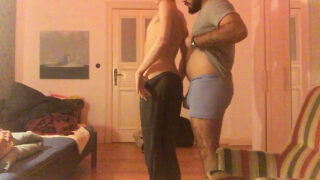 Rotujenvälinen suihinotto, ilman satulaa, mekko – BDSM-elokuva transvestiittaisista homohuorista, ison kullin anaaliseksistä