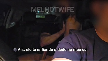 ALEM DE FICAR DE MOTORISTA ENQUANTO EU CHUPAVA O AMIGO, O MARIDO TEVE QUE EMPRESTAR A CAMISINHA PRO MACHO PODER ME COMER GOSTOSO NO CARRO