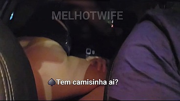 ALEM DE FICAR DE MOTORISTA ENQUANTO EU CHUPAVA O AMIGO, O MARIDO TEVE QUE EMPRESTAR A CAMISINHA PRO MACHO PODER ME COMER GOSTOSO NO CARRO