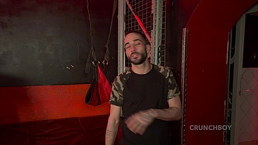 deux beaux mecs espagnols baisent bareback dans une backroom de madrid