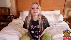 Tattooed slut loves to squirt