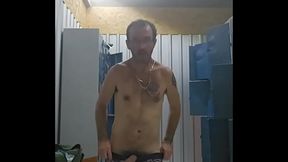 Trocando de roupa no vesti&aacute_rio da academia.