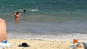mostrando el culo en tanga por la playa y calentando a hombres, solo dos se animaron a tocarme