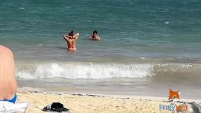 mostrando el culo en tanga por la playa y calentando a hombres, solo dos se animaron a tocarme