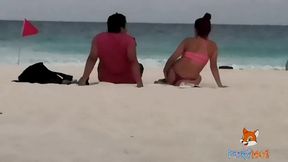 mostrando el culo en tanga por la playa y calentando a hombres, solo dos se animaron a tocarme
