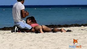 mostrando el culo en tanga por la playa y calentando a hombres, solo dos se animaron a tocarme