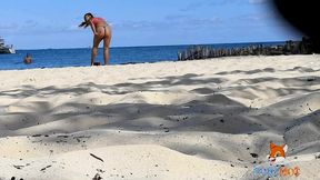 mostrando el culo en tanga por la playa y calentando a hombres, solo dos se animaron a tocarme