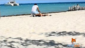 mostrando el culo en tanga por la playa y calentando a hombres, solo dos se animaron a tocarme