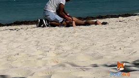mostrando el culo en tanga por la playa y calentando a hombres, solo dos se animaron a tocarme