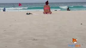 mostrando el culo en tanga por la playa y calentando a hombres, solo dos se animaron a tocarme