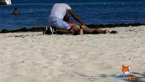 mostrando el culo en tanga por la playa y calentando a hombres, solo dos se animaron a tocarme