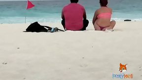 mostrando el culo en tanga por la playa y calentando a hombres, solo dos se animaron a tocarme