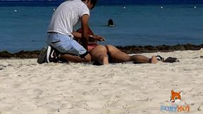 mostrando el culo en tanga por la playa y calentando a hombres, solo dos se animaron a tocarme