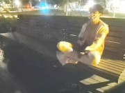 混雑した公園で自慰行為をしている白いストッキングのかわいい男の子