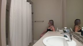 Pregnant Bachelor Contestant Goes into Labour!