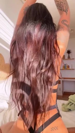 Amateur teen masturbates her juicy pussy