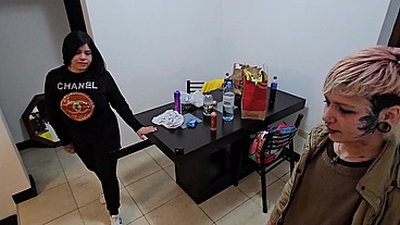 Dos Chicas Latinas Hacen un Trio Con el Repartidor en Buenos Aires Argentina