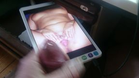 Paarraum46 auf die gespreitzte Fotze gespritzt