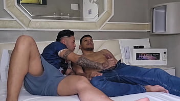 Novinho pega amigo dotado batendo uma e ajuda com boquete