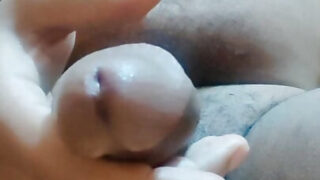 Jovens asiáticos sarados e besuntados de óleo, com pênis grossos, transando analmente sem camisinha na webcam, no banheiro.