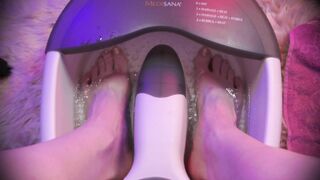 teen femboy washes her smooth legs in a massage bath and smears them with cream