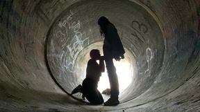 tunnel blowjob