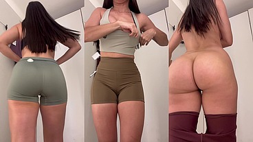 Esposa gostosa se exibindo e experimentando roupas no provador do shopping