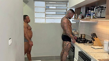 FUDENDO SEM CAPA E GANHANDO LEITE DO MACHO TATUADO