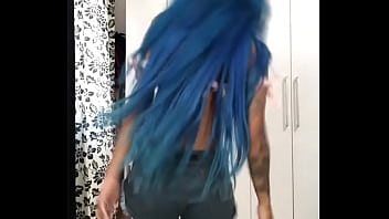 Tati Zaqui Com Shortinho Jeans Socado Dan&ccedil_ando Sensualmente