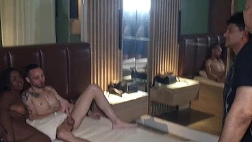 Rolou uma suruba bissexual gostosa dentro do motel com muito Leite quente na boca