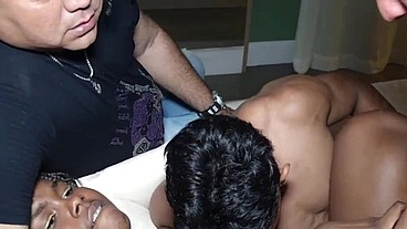 Rolou uma suruba bissexual gostosa dentro do motel com muito Leite quente na boca