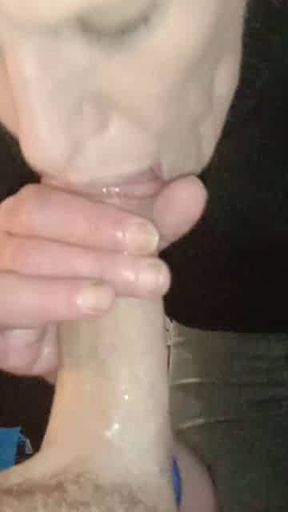 Mature crackgranny slobbering down fat cock